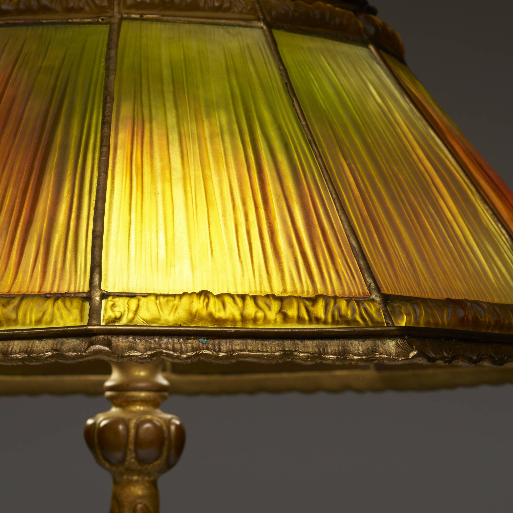 149: TIFFANY STUDIOS, Linenfold table lamp < Art Nouveau